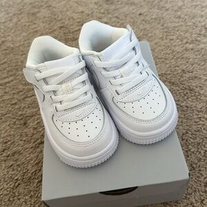 Kids all white easy on low Air Force 1